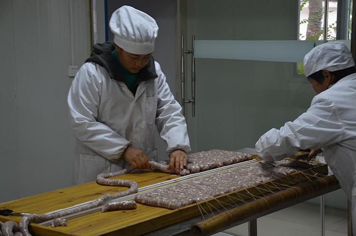 蒙小林在给金黔风尚文化旅游公司相关人员介绍我集团肉制品深加工基础